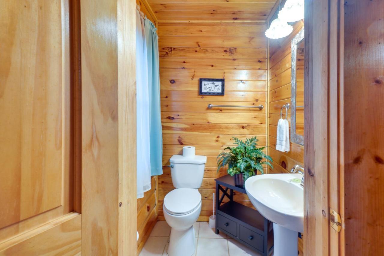 Lovely Gatlinburg Cabin With Private Hot Tub! Bagian luar foto