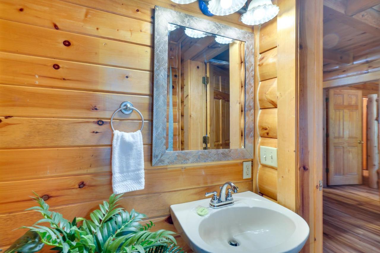 Lovely Gatlinburg Cabin With Private Hot Tub! Bagian luar foto
