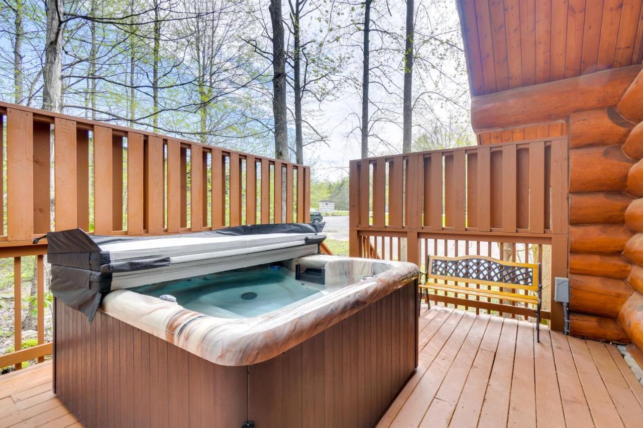 Lovely Gatlinburg Cabin With Private Hot Tub! Bagian luar foto